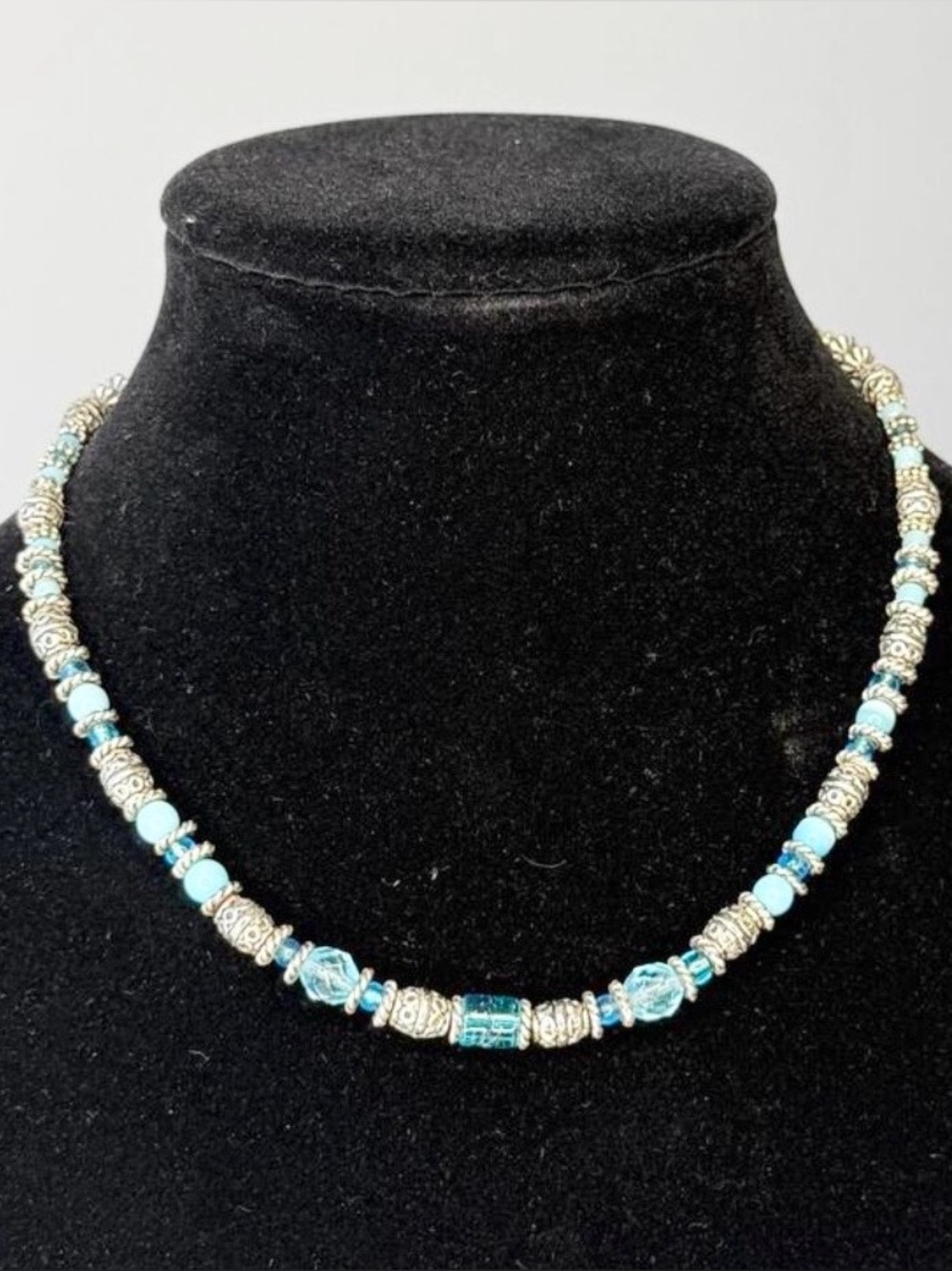 🚨3 for $15🚨 Handmade Necklace in Glass and Silver Tone Metal